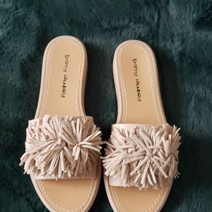 Dirty Laundry Slip on slides in size 8, beige